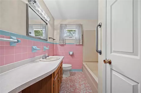 Bath - 135 Dierdre Dr, Irondequoit, NY 14617 photo 2 of 3