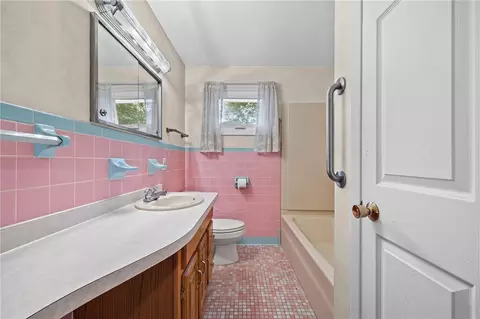 Bath - 135 Dierdre Dr, Irondequoit, NY 14617 photo 2 of 3
