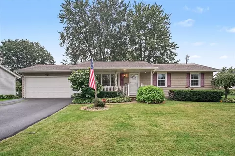 39 Glen Oaks Dr, Gates, NY 14624