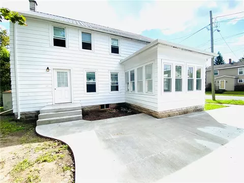 Exterior - 103 Elizabeth St, Waterloo, NY 13165 photo 1 of 2