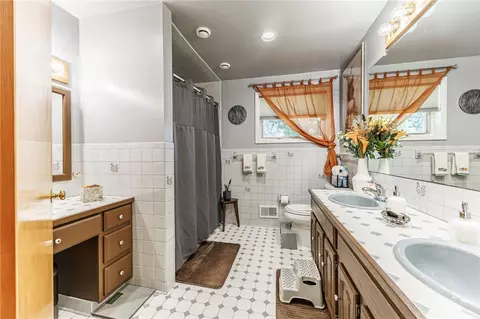 Bath - 546 Crest Cir, Webster, NY 14580 photo 1 of 2