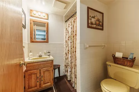 Bath - 546 Crest Cir, Webster, NY 14580 photo 2 of 2
