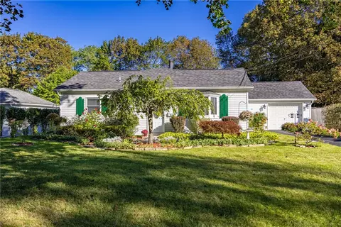 41 Pontiac St, Webster, NY 14580