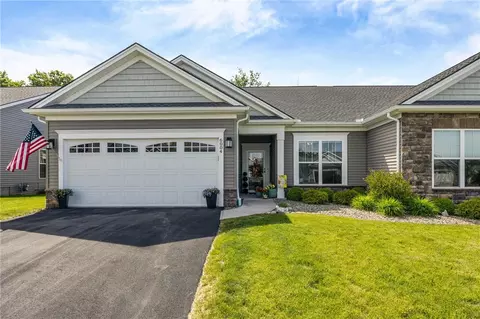 6004 Redfield Dr, Farmington, NY 14425