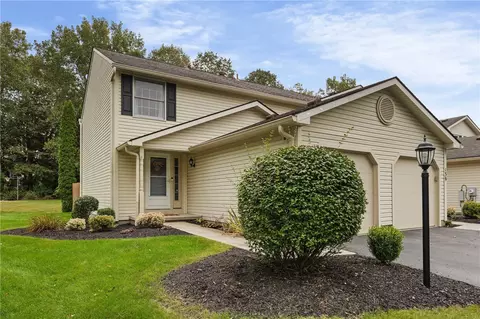 141 Courtshire Ln, Penfield, NY 14526