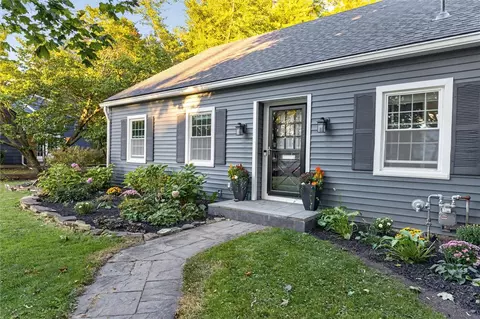 20 Schoolhouse Ln, Rochester, NY 14618