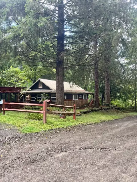18 Nixon Rd, Baldwin, NY 14861