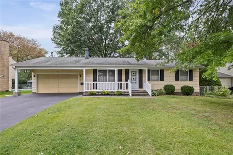 25 Ledgewood Cir, Greece, NY 14615