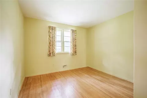 Bedroom - 106 Pine Tree Ln, Irondequoit, NY 14617 photo 4 of 5