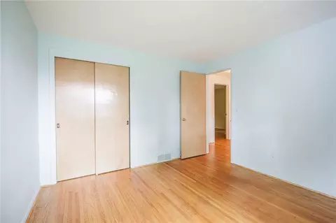 Bedroom - 106 Pine Tree Ln, Irondequoit, NY 14617 photo 2 of 5