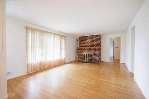 Living - 106 Pine Tree Ln, Irondequoit, NY 14617 photo 3 of 8