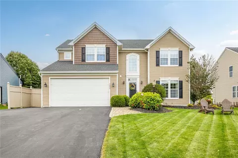 1455 Coral Dr, Farmington, NY 14425