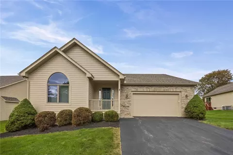 8 Autumn Trl, Webster, NY 14580