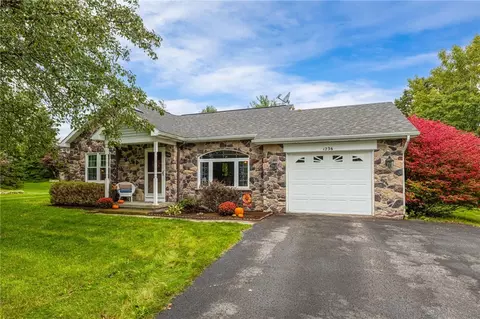 1236 Glen Carlyn Dr, Farmington, NY 14425