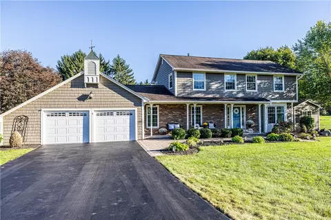 7 Barben Cir, Mendon, NY 14506