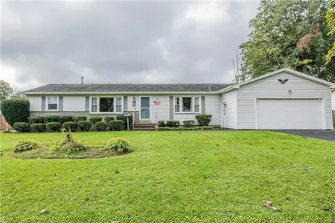17 Kencrest Dr, Gates, NY 14606