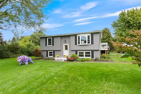5508 Holtz Rd, Farmington, NY 14425