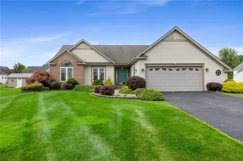 27 Lombardy Cir, Greece, NY 14612
