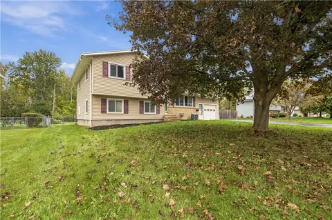 4 Sun Valley Dr, Gates, NY 14606