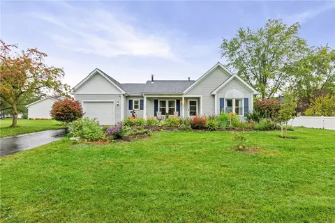1253 Holland Dr, Farmington, NY 14425