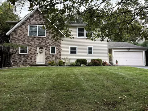 26 Sanders Farm Dr, Penfield, NY 14526