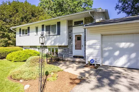 48 Old Pond Rd, Rochester, NY 14625