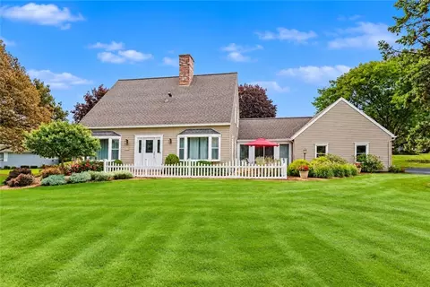 30 Stonington Dr, Pittsford, NY 14534