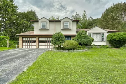 53 Twin Circle Dr, Gates, NY 14624