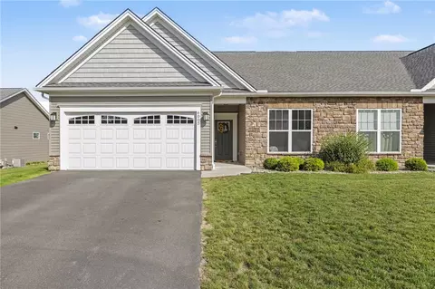 6005 Redfield Dr, Farmington, NY 14425
