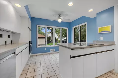 Kitchen - 124 Parkside Cres, Irondequoit, NY 14617 photo 4 of 10