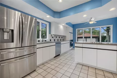 Kitchen - 124 Parkside Cres, Irondequoit, NY 14617 photo 2 of 10