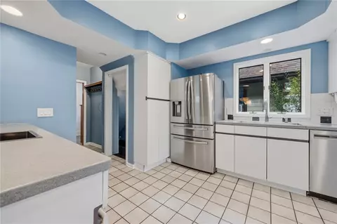 Kitchen - 124 Parkside Cres, Irondequoit, NY 14617 photo 9 of 10
