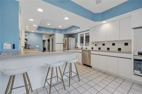 Kitchen - 124 Parkside Cres, Irondequoit, NY 14617 photo 6 of 10