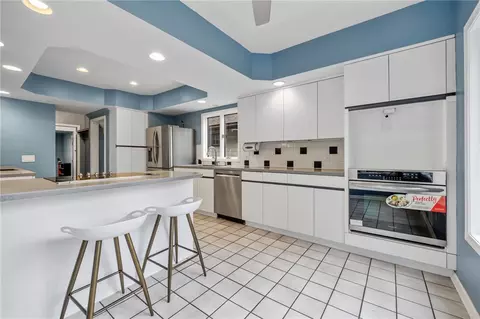 Kitchen - 124 Parkside Cres, Irondequoit, NY 14617 photo 7 of 10