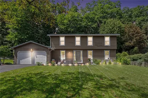 25 Chipping Rdg, Perinton, NY 14450