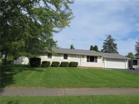 27 Jamee Ln, Gates, NY 14606