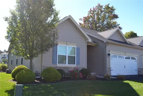 17 Spotts Cir, Riga, NY 14428