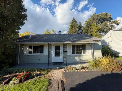66 Cimarron Dr, Rochester, NY 14620