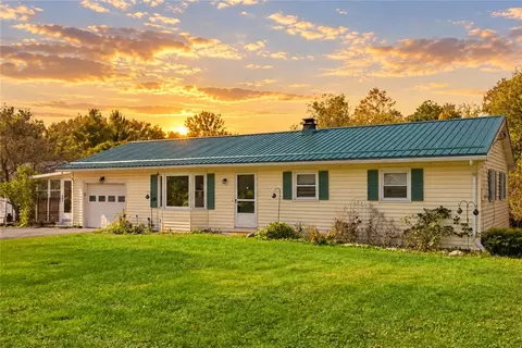 9378 Clipnock Rd, Stafford, NY 14143