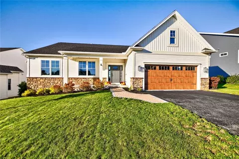 8 Black Wood Cir, Pittsford, NY 14534