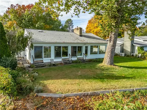 Exterior - 173 Valley Cir, Irondequoit, NY 14622 photo 2 of 9
