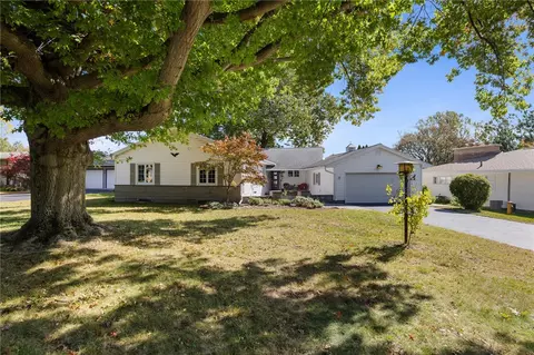 Exterior - 173 Valley Cir, Irondequoit, NY 14622 photo 4 of 9