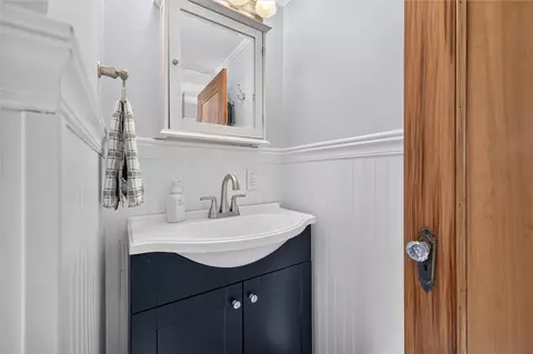 Bath - 51 Brockley Rd, Irondequoit, NY 14609 photo 2 of 3
