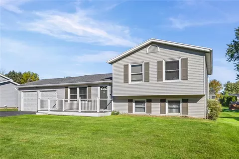 22 Tallwood Dr, Parma, NY 14468
