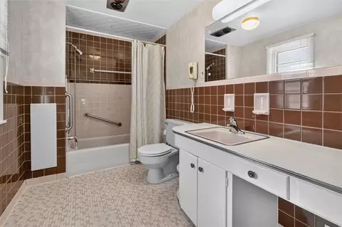 Bath - 16 Sydenham Rd, Irondequoit, NY 14609 photo 2 of 4