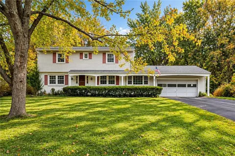 92 Ross Brook Dr, Rochester, NY 14625