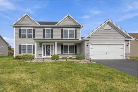 157 Country Village Ln, Parma, NY 14468