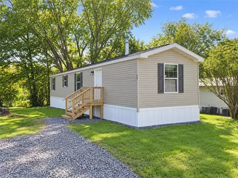 21 Karen Dr, Farmington, NY 14425