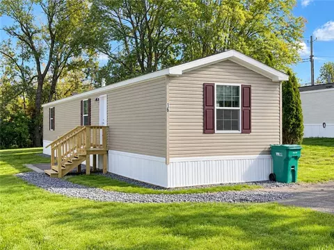 16 Melbar Dr, Farmington, NY 14425