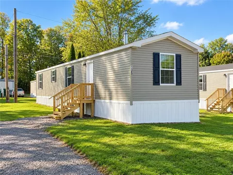 135 Center St, Farmington, NY 14425